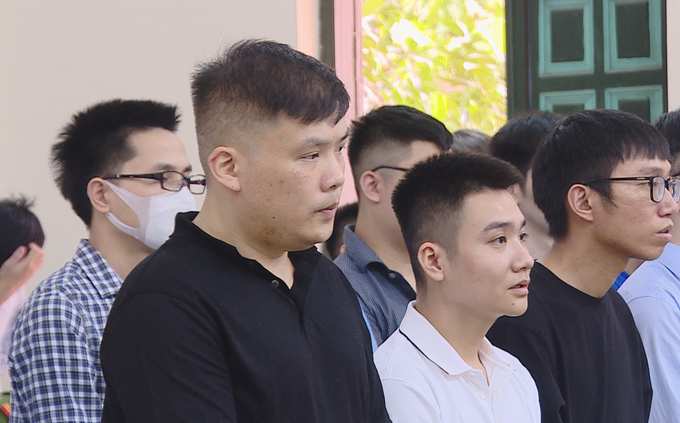 Nguyễn Minh Thành cùng các đồng phạm trong đường dây đánh bạc trực tuyến tại phiên tòa. Ảnh: Nam Anh.