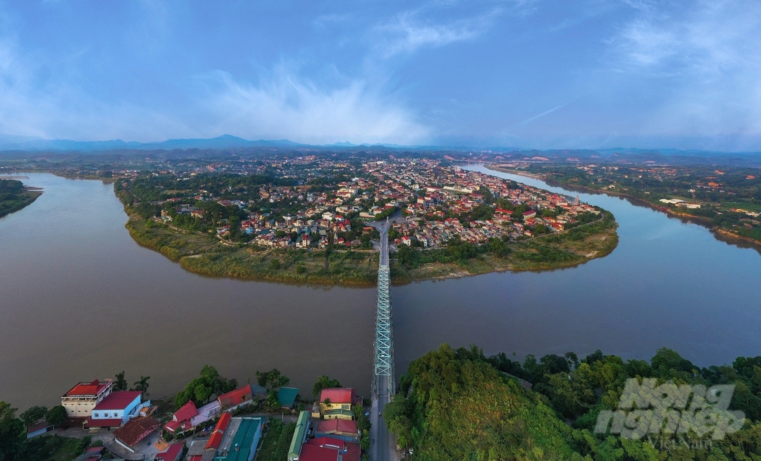 Quang cảnh cầu Yên Bái bắc qua sông Hồng, kết nối trung tâm tỉnh với các huyện khu vực phía Tây.