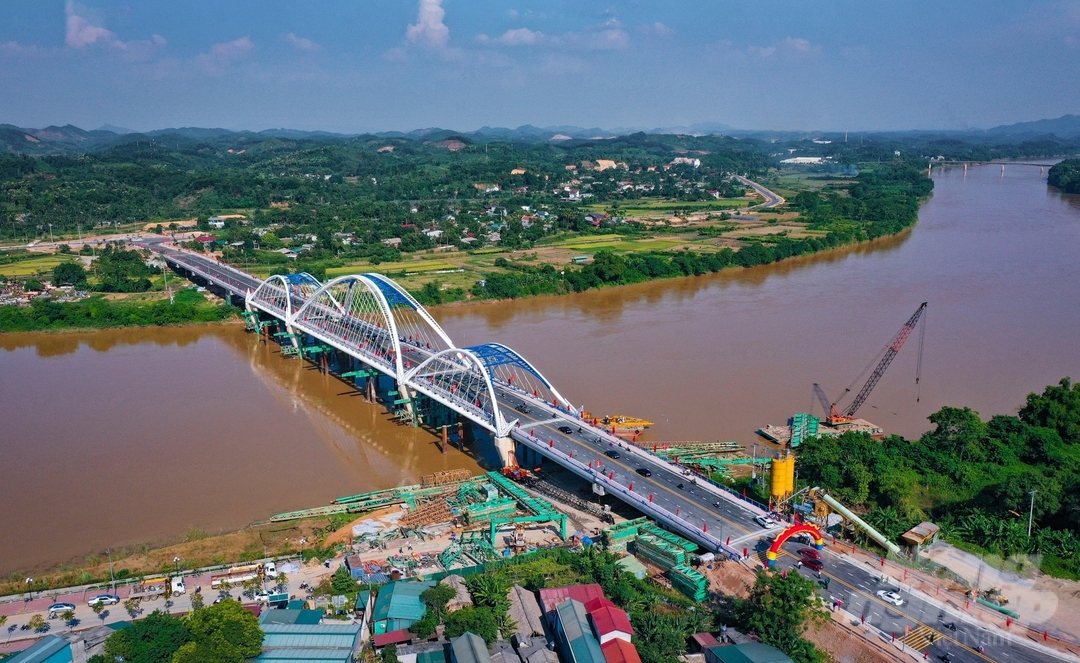 Trên địa bàn tỉnh Yên Bái có 8 cây cầu vượt sông Hồng tại các huyện Văn Yên, Trấn Yên và thành phố Yên Bái.