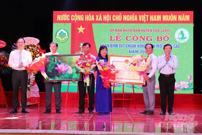 Phó Chủ tịch UBND tỉnh Đồng Tháp Trần Trí Quang (bìa trái) trao quyết định công nhận xã An Bình đạt chuẩn nông thôn mới nâng cao. Ảnh: Lê Hoàng Vũ.