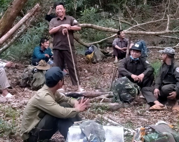 Lực lượng bảo vệ rừng nghỉ mệt khi tuần tra rừng giáp ranh với tỉnh Lâm Đồng. Ảnh: KS.