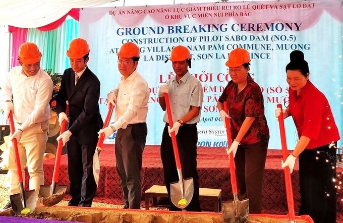 Delegates performing the groundbreaking ceremony for the construction of the experimental Sabo dam. Photo: Le Quynh.
