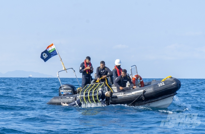 Cán bộ, thủy thủ Tàu Sumadra Paheredar-ICG 202 thực hiện cứu người rơi xuống biển. Ảnh: Đức Định.