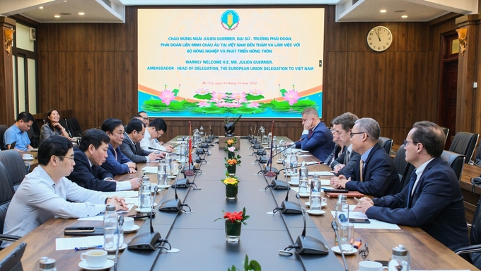 Meeting between Minister of Agriculture and Rural Development Le Minh Hoan and Ambassador of the European Union to Vietnam. Photo: Quynh Chi.