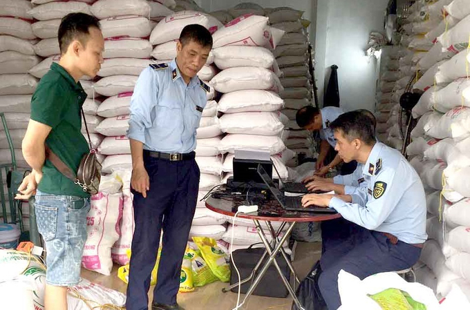 Đoàn kiểm tra Đội QLTT số 1, Cục QLTT thành phố Hà Nội đang thiết lập hồ sơ.