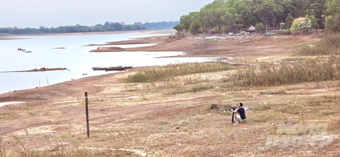 Hiện công trình hồ thủy lợi Gia Ui, huyên Xuân Lộc đang cạn nước nghiêm trọng gần như phơi đáy trong mùa khô này. Ảnh: Minh Sáng.