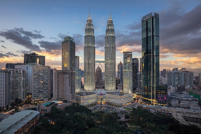 Tháp đôi Petronas tại Thủ đô Kuala Lampur (Malaysia) từng giữ danh hiệu tòa nhà cao nhất thế giới vào thời điểm khánh thành và hiện vẫn là tòa tháp đôi cao nhất thế giới.