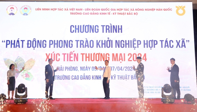 Lãnh đạo Liên minh hợp tác xã Việt Nam và các đại biểu phát động chương trình. Ảnh: Đinh Mười.