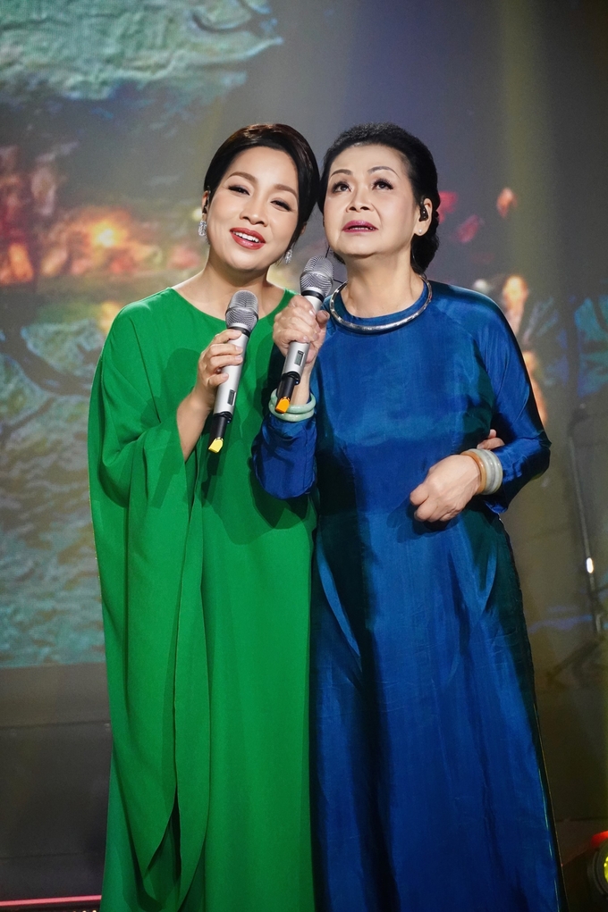 Khánh Ly song ca với Mỹ Linh trong một live show.