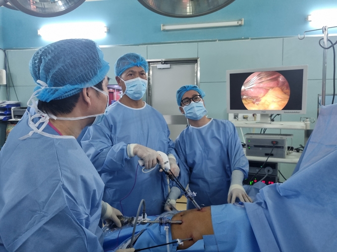 GS Ninh Nguyễn cùng bác sĩ Bệnh viện Bình Dân mổ thị phạm nội soi cho bệnh nhân bị trào ngược dạ dày - thực quản. Ảnh: Trần Nhung.