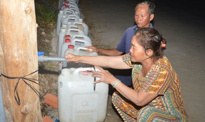 Các tổ chức, cá nhân tài trợ nước ngọt cho người dân vùng phía Đông Tiền Giang đang gặp khó khăn. Ảnh: Minh Đảm.