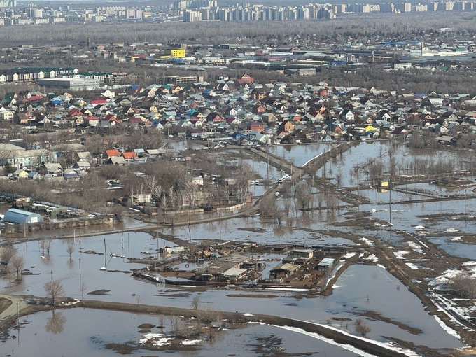 Thành phố Orsk chìm trong biển nước sau khi con đê tại sống Ural bị vỡ hôm 5/4. Ảnh: X.