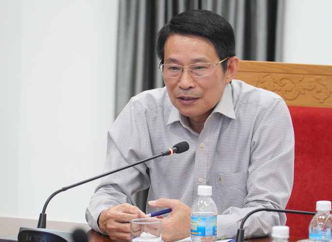 Ông Đinh Văn Thiệu, Phó Chủ tịch UBND tỉnh Khánh Hòa, chỉ đạo kiểm tra các cơ sở kinh doanh liên quan thực phẩm. Ảnh: ĐT.