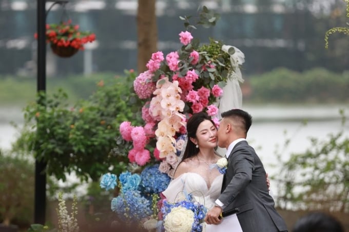 Quang Hải dành nụ hôn đầy thắm thiết cho vợ Chu Thanh Huyền. Ảnh: Anh Khoa/ Tạp chí HCM