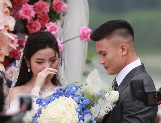 Cô dâu Chu Thanh Huyền xúc động sau phần chia sẻ của Quang Hải. Ảnh: Anh Khoa/ Tạp chí HCM