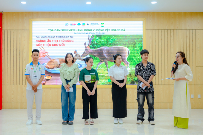Sinh viên Đại học Nông lâm Huế tham gia tìm hiểu về bảo vệ động vật hoang dã. Ảnh: CĐ.