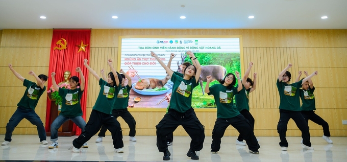 Các sinh viên Đại học Nông lâm Huế nhảy vũ điệu 'nguy cơ chực chờ' và 'ngừng ăn thịt thú rừng' kêu gọi cộng đồng chung tay bảo vệ động vật hoang dã. Ảnh: CĐ.