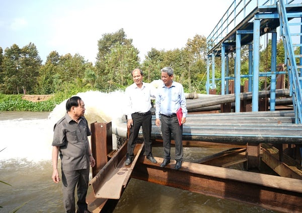 Ông Trần Ngọc Tam, Chủ tịch UBND tỉnh Bến Tre, kiểm tra công tác lấy nước ngọt dự trữ vào đập Thành Triệu (huyện Châu Thành). Ảnh: Huyền Trang.