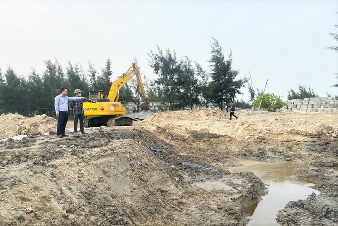The technical staff of the Management Board of Ha Tinh Agriculture and Rural Development Construction Investment Project urged contractors to speed up the construction progress of the Cua Khau-Ky Ha project. Photo: Thanh Nga.