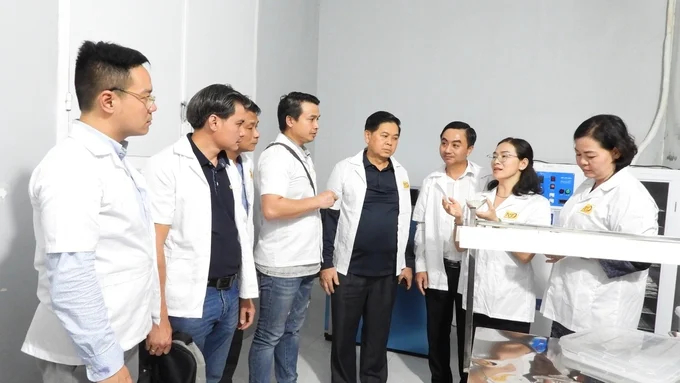 Many working groups come to Binh Phuoc to learn about bird nest farming and products. Photo: Tran Trung.