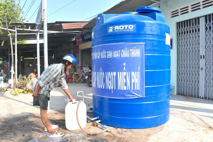 Người dân xã Giao Long đến nhận nước tại điểm cấo miễn phí của Công ty cổ phần Cấp nước sinh hoạt Châu Thành. Ảnh: Minh Đảm.