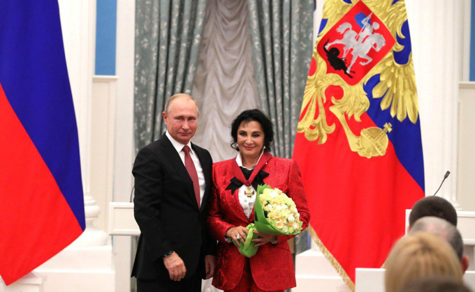 Bà Irina Viner chụp ảnh cùng Tổng thống Putin hồi tháng 11/2018. Ảnh: Imago.