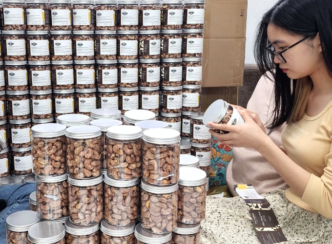Deep processing of a wide variety of products from cashew nuts is helping businesses increase competitiveness in the market. Photo: TS.