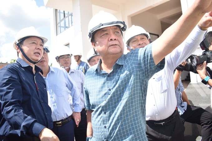 The delegation inspected the construction progress of the Nguyen Tan Thanh sewer in Tien Giang province. Photo: Minh Dam.