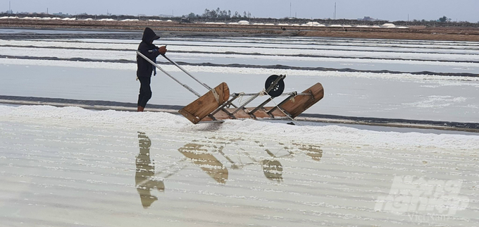 Bac Lieu salt makers promote the application of mechanization in salt harvesting. Photo: Trong Linh.