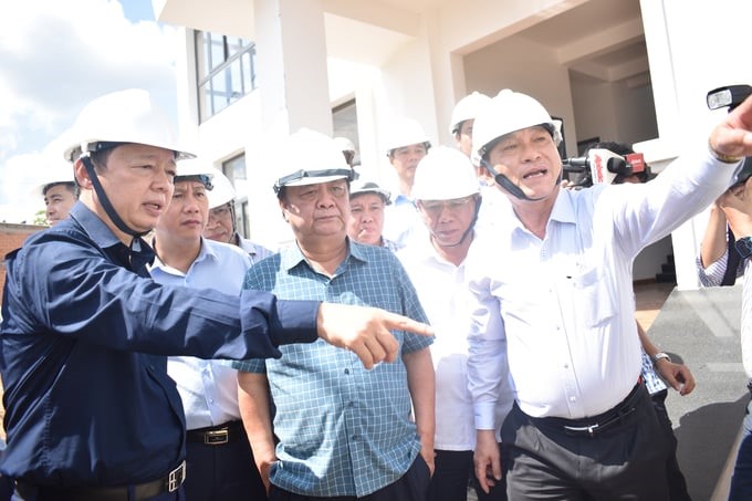 At the construction site, the Deputy Prime Minister emphasized that in recent times, the Government has invested in many irrigation structures to help the Mekong Delta proactively cope with drought and salinity, which has been effective, especially in this dry season. Photo: Minh Dam.