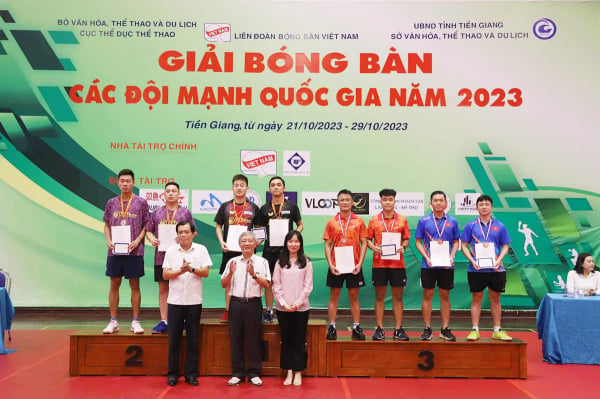 Anh Hoàng, Mai Ngọc, Đình Đức giúp CLB bóng bàn Hà Nội T&T giành 2 Huy chương Vàng nội dung đôi nam và đôi nam nữ tại Giải bóng bàn các đội mạnh quốc gia 2023. Ảnh: T&T.