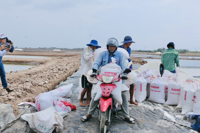 The application of mechanization helps reduce salt production costs. Photo: Trong Linh.