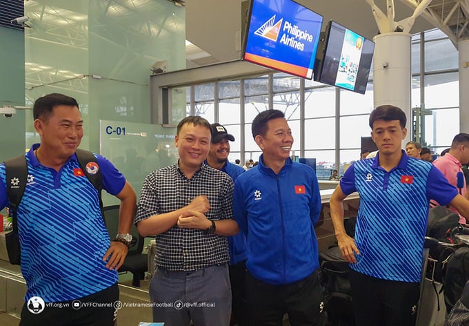 Nụ cười tươi của ban huấn luyện ĐT U23 Việt Nam trước giờ lên đường sang Qatar. Ảnh: VFF
