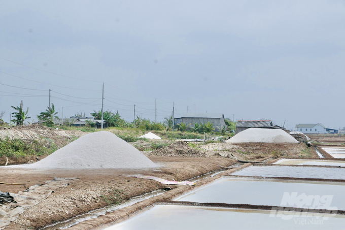 Salt-making infrastructure needs to be invested in promptly. Photo: Trong Linh.