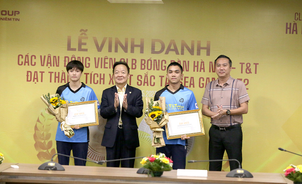 Bầu Hiển thưởng lớn cho Mai Ngọc và Anh Hoàng sau tấm Huy chương Vàng SEA Games 32. Ảnh: T&T.