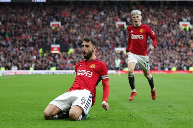 Bruno Fernandes lập siêu phẩm giúp Man United gỡ hoà đầu hiệp 2. Ảnh: Dailymail.