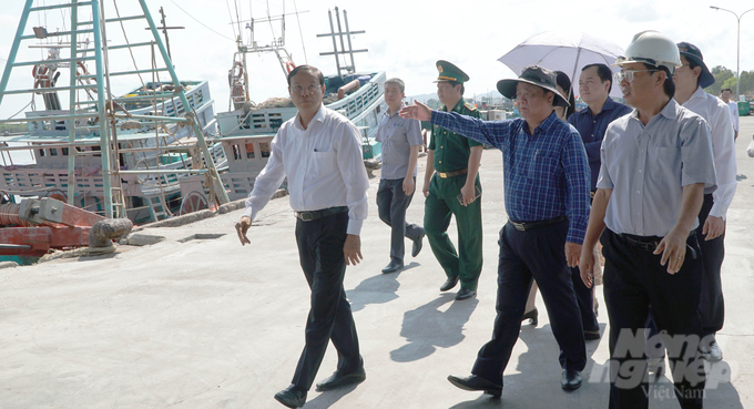 Ông Nguyễn Văn Thọ, Chủ tịch UBND tỉnh Bà Rịa - Vũng Tàu (bìa trái) dẫn đoàn công tác của Bộ NN-PTNT kiểm tra tàu cá tại cảng Cát Lở (TP Vũng Tàu). Ảnh: Lê Bình.