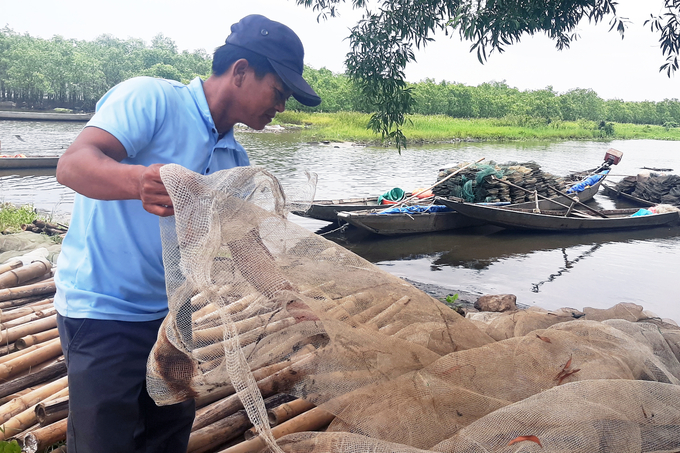 Ông Võ Chuẩn, người dân thôn Hà Công cho rằng nghề khai thác thủy sản của người dân địa phương sẽ bị ảnh hưởng khi triển khai trồng rừng ngập mặn. Ảnh: Công Điền.