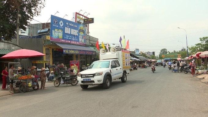 Thị xã Chơn Thành đã tổ chức xe đi tuyên truyền lưu động trên các tuyến đường và khu vực đông dân cư. Ảnh: TT.