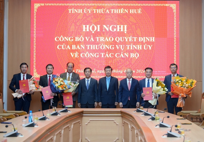 Trao quyết định cho các chức danh thuộc Ban Thường vụ Tỉnh ủy Thừa Thiên - Huế quản lý. Ảnh: TTH.