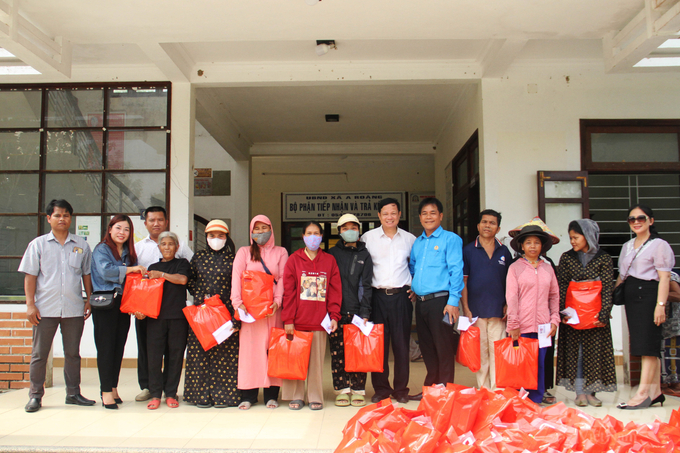 50 suất quà đã được bạn đọc Báo Nông nghiệp Việt Nam trao tặng các gia đình có hoàn cảnh khó khăn tại xã A Roàng, huyện A Lưới. Ảnh: Công Điền.