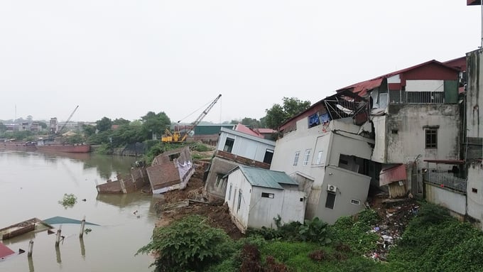 Trước tình trạng sạt lở nghiêm trọng diễn ra tại khu vực sông Cầu thuộc phường Vạn An (TP Bắc Ninh), lực lượng chức năng phải di dởi khẩn cấp 7 hộ dân sinh sống quanh khu vực. Ảnh: Đức Minh.