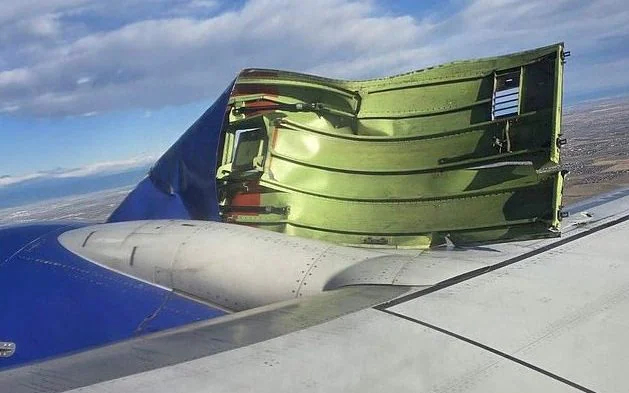 Vỏ động cơ máy bay Boeing 737-800 của hãng Southwest Airlines bị xé toạc trên không trung khi vừa cất cánh. Ảnh: Telegraph.