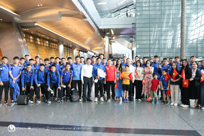 Đại diện Đại sứ quán Việt Nam và cộng đồng người Việt Nam tại Qatar chào mừng đội tuyển U23 Việt Nam sang tập huấn và tham dự VCK U23 châu Á 2024. Ảnh: VFF.