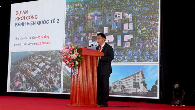 Mr. Pham Nhu Hiep, Director of Central Hue Hospital, stated that the construction period from groundbreaking to completion of the hospital is 700 days. Photo: Hoang Le.