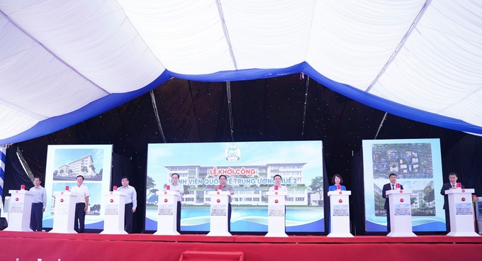 Thủ tướng Chính phủ Phạm Minh Chính và các đại biểu nhấn nút khởi công Bệnh viên quốc tế Trung ương 2. Ảnh: Hoàng Lê.