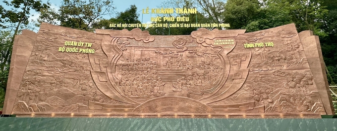Bức phù điêu bằng đồng đỏ nguyên chất tại Khu Di tích lịch sử Đền Hùng có chiều dài 28m, chiều cao 9,9m, nặng 36 tấn. Ảnh: BTC.