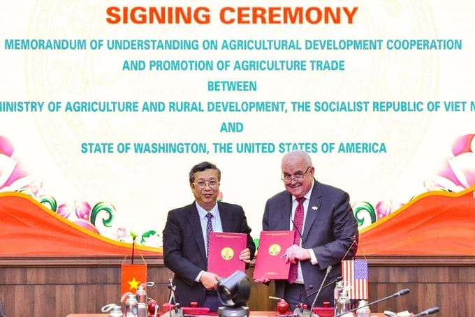Deputy Minister Hoang Trung and Director of Washington State Department of Agriculture Derek Sandison, signed a Memorandum of Understanding (MoU) on Agricultural Development Cooperation, promoting the trade of agricultural products between the Ministry of Agriculture and Rural Development of Vietnam and Washington state. Photo: Linh Linh. 
