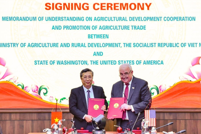 Thứ trưởng Hoàng Trung và Bộ trưởng Nông nghiệp tiểu bang Washington Derek Sandison trao đổi Bản ghi nhớ về Hợp tác phát triển nông nghiệp, thúc đẩy thương mại nông sản. Ảnh: Linh Linh.