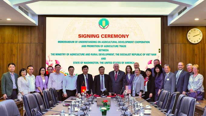 Deputy Minister Hoang Trung and representatives of the leadership of Departments and Bureaus under the Ministry of Agriculture and Rural Development took a grou photo with the delegation from Washington state (the US). Photo: Linh Linh.